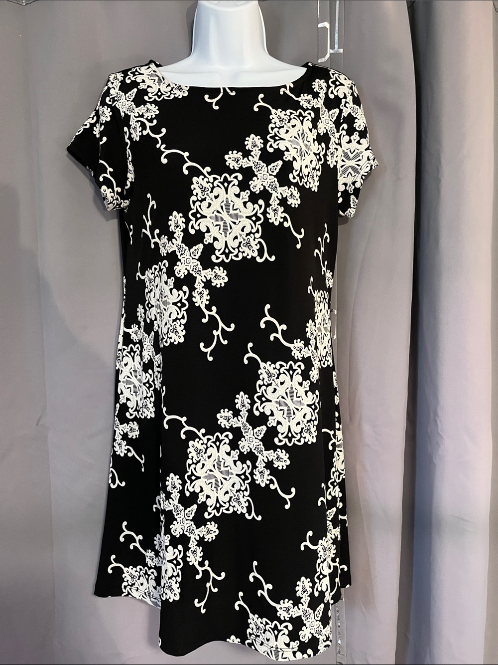 Ronni Nicole Black and White Floral Medallion Shift Dress